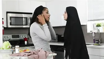 سكس محجبات - أول زب رأته هذه الفتاة المسلمة كان زب اخوها