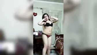 فيديو سكس خاص لجميلة مصرية عارية مثيرة ترقص وتهز في طيزها وبزازها