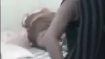 يزرع لها كاميرا خفية ويصورها وهو بينيكها علي السرير - سكس محجبات مصر